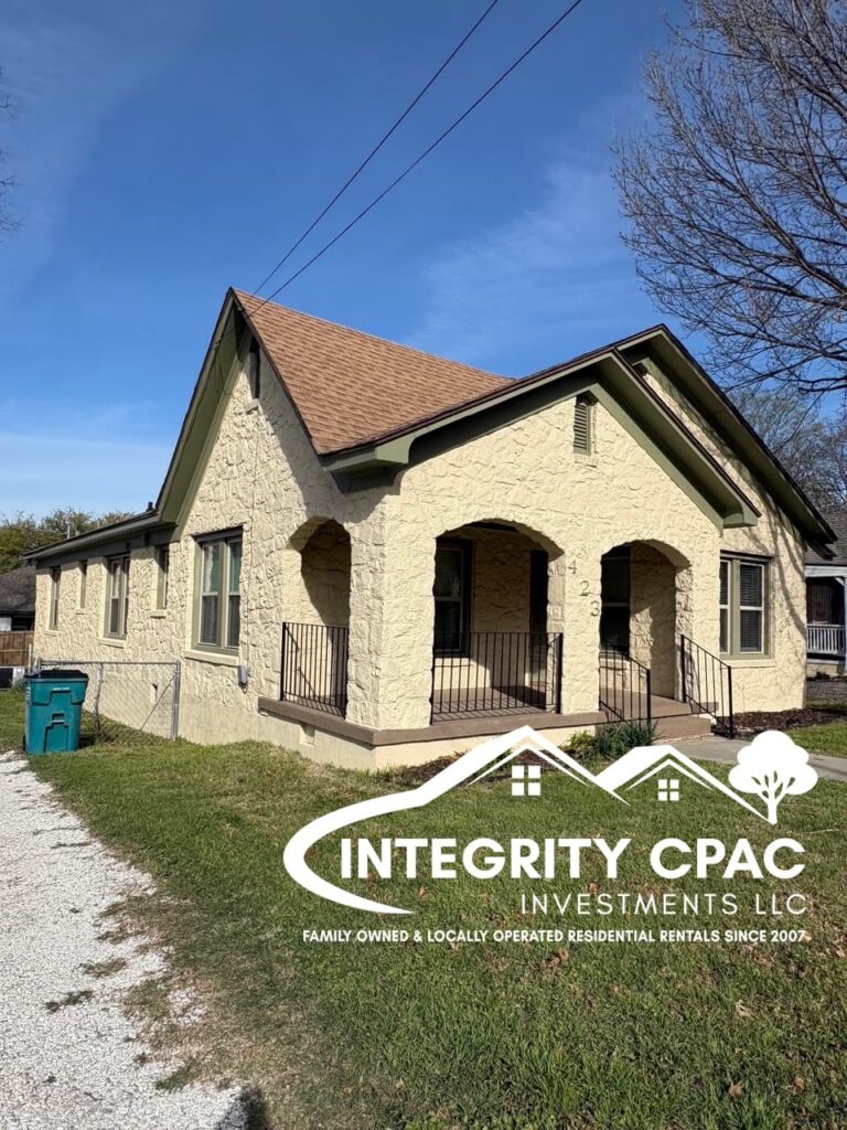 423 Dixon front with driveway